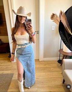 Summer Rodeo Outfits For Women, Blue Cowgirl Outfit, Cowgirl Western Outfits, Outfit With Cowgirl Boots, Western Photoshoot Outfits, Denim Cowgirl Outfit, Summer Cowgirl Outfits, Jaripeo Outfits, Summer Cowgirl