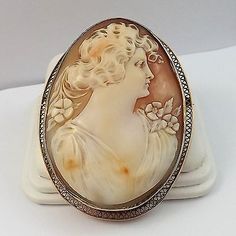 Carved Oval Brooch For Formal Occasions, Carved Oval Brooch For Formal Wear, Carved Oval Brooches For Formal Wear, Elegant Carved Brooches For Gifts, Heirloom Style Carved Brooch For Gifts, Heirloom Carved Brooches As Gift, Oval Intaglio Brooches For Anniversary, Vintage Fine Jewelry, Vintage Cameo