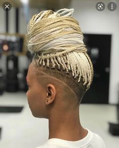 Blonde Knotless, Braids With Shaved Sides, Small Box Braids, Blonde Box Braids, Haircut Designs, Box Braids Styling, Blonde Hair Looks, Hot Hair Styles, Dope Hairstyles