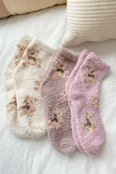 Fuzzy socks with teddy bears. Comes in beige, brown, and pink. Girly Christmas Gifts, Cream Socks, Bear Socks, Fluffy Socks, Sock Outfits, Gift Inspo, Brown And Pink, Pink Socks, Christmas Baskets