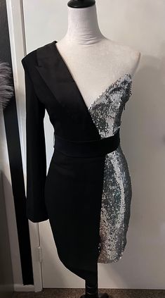 Beautiful one sleeve, silver sequin tuxedo blazer dress. Make a bold statement in this chic dress! * Sizing - All items are made according to measurement ranges, they are NOT typical letter or numeric sizing. It is imperative to compare your exact measurements with the size chart provided either in the listing photos or item descriptions and to also add your measurements under Personalization. If you have any questions on sizing, please feel free to message me. Do not order your normal size with Singer Dr, Hat Jewelry, Tuxedo Women, Crystal Dress, Feather Tops, Tuxedo Blazer, Tuxedo Dress, Kpop Fashion Outfits, Silver Sequin