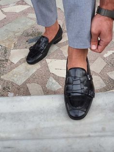 Wir präsentieren schwarze Lederschuhe mit Doppel-Monkstrap.

 Aus der HolloShoe Frühjahr-Sommer-Kollektion

 Schuhfarbe: Schwarz

 Aus 100% Leder

 Innenfutter: Kalbslederfutter

 Schuhsohle: Ledersohle

 Informationen zur internationalen Größenumrechnung finden Sie in unserer Größentabelle. Double Monk Strap, Modern Gentleman, Loafer Sneakers, Black Leather Shoes, Shoe Gifts, Zulu, Monk Strap, Lace Boots, Haiti