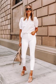 Fashion Jackson Wearing Everlane White Top Everlane White Skinny Jeans Tan Sandals Celine Belt Bag 2 White Summer Outfits, Outfit Elegantes, Classy Summer Outfits, Simple Style Outfits, Woman In White, Look Jean, White Jeans Outfit, Jeans Outfit Summer, Casual Chique