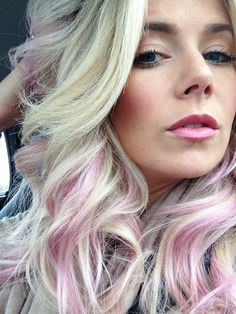 Pastel pink hair. Subtle. Curly Balayage, Blonde Hair With Pink Highlights, Tan Skin Blonde Hair, Pink Streaks, Pink Blonde Hair, Blonde With Pink, Hair Streaks