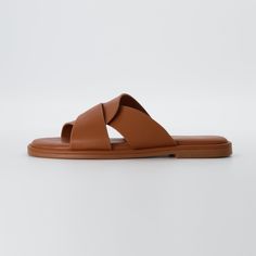 Meet Tribune, the perfect slide sandal for effortless style. Made with soft vegan leather for a pre-worn feel, detailed stitching, and super comfy memory foam padding, Tribune is the perfect combination of modern flair and classic comfort. European Summer Sandals, Europe Outfits Summer, Dress Sandals Flat, Dc Style, Cozy Boots, Europe Outfits, Comfy Sandals, Footbed Sandals, Stylish Clothes