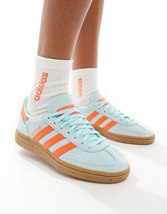 Chaussures par adidas Originals Pour apporter une touche de couleur Modèle bas Fermeture à lacets Griffe adidas emblématique Semelle en caoutchouc Semelle texturée antidérapante Colourful Adidas Shoes, Gazelle Adidas Shoes, Colorful Adidas, Colourful Shoes, Tennis Adidas, Adidas Branding, Adidas Originals Gazelle, Colorful Sneakers, Preppy Shoes