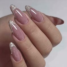 Descubra o poder das unhas que fazem você brilhar! Deixe suas mãos falarem por você com designs ousados e cores que são tendência. Do minimalista ao extravagante, com acabamentos metalizados, texturas diferentes e detalhes em pedraria, suas unhas serão o centro das atenções em qualquer ocasião. Inspire-se e transforme suas unhas em verdadeiras obras de arte!   #unhas Winter Nail Art Designs, Glitter French Nails, Dragon Nails, Watermelon Nails, Brighter Days, Almond Acrylic Nails, Winter Nail Art