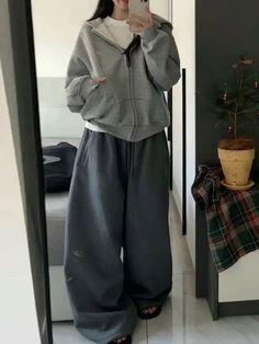 Female Baggy Outfits, Really Baggy Clothes, Baggy Casual Outfit, Winter Sports Baggy Pants, Casual Gray Parachute Pants For Fall, Winter Athleisure Baggy Bottoms, Winter Sportswear Bottoms For Streetwear, Urban Baggy Parachute Pants For Fall, Trendy Baggy Pants For Sports