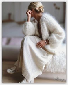 I COLORI MUST HAVE PER L'AUTUNNO-INVERNO 2019-2020 - Il blog di Rita Candida Mohair Vest, Wedding Cardigan, Pull Mohair, Bridal Shrug, Mohair Cardigan, Looks Street Style, Estilo Chic, Mohair Sweater, Winter Days