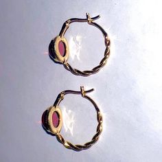 Ces boucles d'oreilles ornées comportent une belle boucle torsadée et une pierre cabochon ronde maintenue dans un cadre de lunette sculpté magnifiquement délicat. Ils sont basés sur un exemple romain datant du IIIe siècle après JC. Ces boucles d'oreilles sont disponibles avec les pierres suivantes utilisées par les Romains :grenat rouge, calcédoine aqua ou perle d'eau douce. Veuillez indiquer votre choix de pierre dans la section Instructions spéciales de cette page.
"Cassia"est la forme patrony Ruby Cabochon Round Jewelry, 14k Gold Teardrop Jewelry With Bezel Setting, Yellow Gold Teardrop Jewelry With Bezel Setting, Luxury Ruby Round Stone Jewelry, Elegant Gemstone Metal Earrings, Elegant Gold-plated Gemstone Hoop Earrings, Elegant Gemstone Hoop Earrings In Gold Plated, Yellow Gold Cabochon Drop Earrings, Luxury Jewelry With Bezel Setting And Round Stone