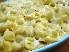 macaroni and cheese in a blue dish on a wooden table