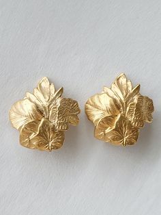 Very beautiful vintage Agatha Paris earrings, in gold plated. Created in the 1990s. Very good general condition with a clip in perfect condition. Signed on the back: "Agatha Paris ©". Dimensions: H-4.0 cm, L-3.6 cm. Free shipping worldwide by tracked letter. Delivered in an Agatha satin pouch. Do not hesitate to contact me for any additional information (mode of sending, request for additional photos...). Vintage Gold Plated Clip-on Earrings For Formal Occasions, Vintage Yellow Gold Plated Clip-on Earrings, Vintage Gold-plated Clip-on Earrings, Vintage Gold Plated Clip-on Earrings, Collectible Gold Clip-on Jewelry, Handmade Gold Clip-on Earrings For Formal Events, Gold Handmade Clip-on Earrings For Formal Events, Gold Handmade Clip-on Earrings For Formal Occasions, Formal Gold Handmade Clip-on Earrings