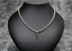 ⛓️ A simple but attractive spike pendant cable chain necklace. Compliments anything well and looks great layering with other chains. Spike is about 3/4" long, chain links are 5x7mm, 1.5mm thick. ★𝙎�𝙄𝙕𝙀 Measured from end to end. Choose your own size and please measure to be sure you'll like the fit (you can use a piece of string around your neck). All measurements/sizing are approximate of the length of the chain when cut to the closest link. When in doubt, size up. ★𝙈𝘼𝙏𝙀𝙍𝙄𝘼𝙇𝙎 * 100% Alt Jewelry, Jewelry Grunge, Punk Necklace, Grunge Jewelry, Spike Necklace, Goth Jewelry, Jewelry Chain, Necklace Layering, Layered Chains