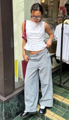 Women Trouser Outfit, 2015 Aesthetic Outfits, Copenhagen Streetwear, Spanish Summer Outfits, Skirt And Pants Combo, Seattle Fits, Loose Trousers Outfit, Unif Aesthetic, Fits Y2k