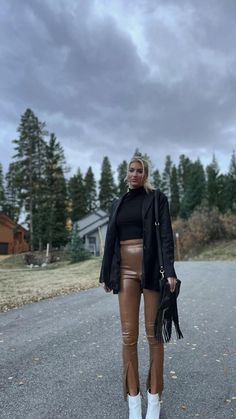 Tan Chelsea Boots, Pvc Leggings, Leather Pants Outfit, Black Chelsea Boots, Brown Pants, Fall Street Style, Blazer Outfits