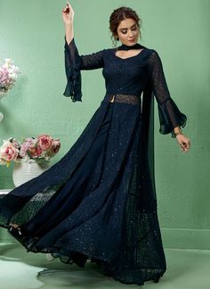 Farewell Dresses Pakistani, Partywear Dresses Indian, Mummy Dress, Ladies Frock Design, Ladies Party Wear, Mendhi Outfit, Party Wear For Women, Ethnic Clothes, Frock Designs