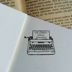 an open book with a drawing of a typewriter on it and the title written in spanish