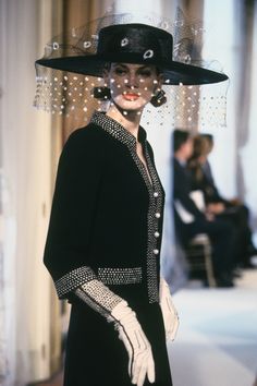 Chanel Spring 1997 Couture Collection - Vogue Coco Chanel Fashion, Chanel Dress, Chanel Couture, Chanel Spring, Cat Walk, Historical Fashion