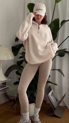 Beige Athleisure Outfit, Winter Activewear Outfits, Beige Workout Outfit, Winter Gym Fits, Sporty Elegant Outfit, Beige Leggings Outfit, Winter Gym Outfits For Women, Winter Active Wear Outfits, Outfits Bogota