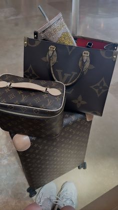 Luggage Essentials, Travel Mood, Cover Design Inspiration, Dream Items, Travel Picture Ideas, Expensive Bag, Iphone Wallpaper Hipster, Louis Vuitton Collection