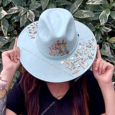 Women Fedora, Suede Hat, Felt Cowboy Hats, Painted Hats, Fedora Hat Women, Nativity Crafts, Metal Charms, Hat Ideas, Stylish Hats