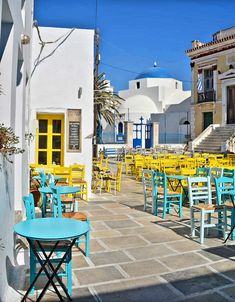 tables and chairs are lined up on the patio