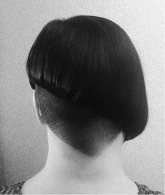 This perfectly asymmetrical bowl cut. Short Stacked Bob Hairstyles, Sleek Bob Hairstyles, 90s Haircuts, Short Stacked Bobs, Stacked Bob Hairstyles, Vidal Sassoon, Undercut Women, Shaved Nape