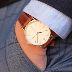 Seizmont from Denmark designs timepieces for men that are effortlessly elegant while being admirably functional. Features a perfectly polished, rose gold-tone super slim case. The second hand is tipped blue for an extra touch of class, and the porcelain white dial, matching up perfectly with the brown genuine leather strap. Japanese quartz powers the movement for infallible precision. Comes in an environmentally friendly storage box. Old Money Watch Men, Men’s Watch, Leather Watch Men, Mens Leather Watch, Christmas Moodboard, Mens Watches Minimalist, Minimal Watch, Nice Watches, Mens Dress Watches