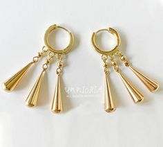 Chic looking Zoro Santoryu Swords earrings with hypoallergenic materials (14k gold filled) These beautiful dangling earrings are perfect for cosplay, to collect or to daily wear! Good quality and intricate design! Material: 14K gold-filled; nickel free, not easy to tarnish. 2cm drop length, overall length is 4cm. 100% handmade. 100% original design. Safe for sensitive skin Earring types: 14K Gold-filled Lock Closure Huggie Earring Weight: 1 Piece = 0.22oz (6.5gram) The French lock huggie is structured perfectly to balance the weight of the earrings, so that the earlobe won't get dragged down. WHAT IS GOLD-FILLED? Gold-filled is the closest alternative to solid gold. Gold filled jewelry has a thick layer of solid gold bonded onto the base layer, usually brass or sterling silver. Compared to Boyfriend Anime, Earrings Edgy, Copper Uses, Gold Bond, Valentines Gifts For Boyfriend, Earrings Wedding, Anime Cosplay, Gold Earrings Dangle, Jewelry Inspo