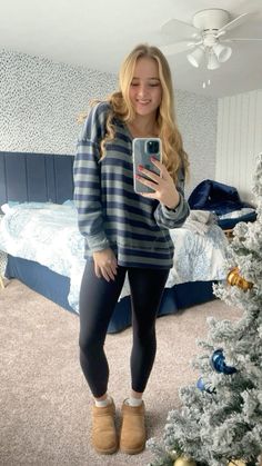 Fits With Ugg Boots, Leggings And Mini Uggs Outfit, Tshirt Leggings Outfit Casual, Outfit Inspo Fall Winter, Outfits With Ugg Sneakers, Country Basic Outfits, Fall Outfits 2024 Leggings, Aerie Fall Outfits, Outfits With Uggs Fall