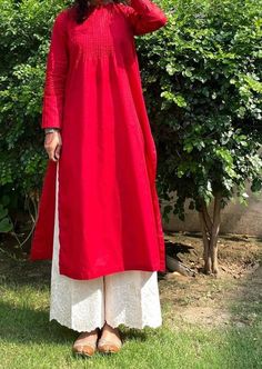 Desi Casual, Red Kurti, White Pant, Simple Frocks, Pakistani Fancy Dresses, Pakistani Dresses Casual, Desi Fashion Casual