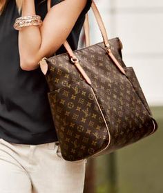 Louis Vuitton Totally Mm, Mert And Marcus, Cheap Louis Vuitton Handbags, Louis Vuitton Totally, Louis Vuitton Handbags Outlet, Discount Louis Vuitton, Handbag Trends, Black Tees, Monogram Tote Bags