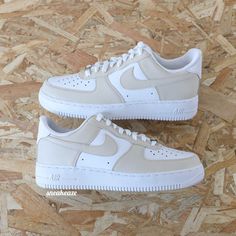 Laissez-vous tenter par ce custom aux tons beiges et démarquez-vous avec une paire de sneakers qui sort vraiment de l’ordinaire. Modèle fait main dans notre atelier, réalisé sur commande. Nike Air Force one custom Beige clair Nike Air Force Beige, Nike Air Force 1 Custom, Basket Nike, Nike Shoes Air Force, Nike Air Force One, Beige Sneakers, Air Force 1 Custom, Custom Air Force 1