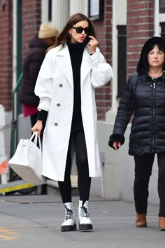 White Martens Outfit, Dr Martens White Boots Outfit, White Dr Martens Outfit, White Doc Martens Outfit, Irina Shayk Street Style, Boots Shopping, New York Autumn, Boots Street Style