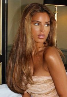 Blonde Honey Hair With Brown, Same Skin And Hair Color, Beyonce Caramel Hair, Dark Blonde On Brown Skin, Honey Blonde With Brown Highlights, Beyoncé Brown Hair, 90s Honey Brown Hair, Caramel Hair Brunette, Honey Golden Balayage