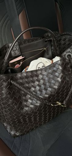 Airport Essentials, Bottega Bag, Bottega Veneta Bag, What In My Bag, Fancy Bags, Bags Aesthetic, Pretty Bags, Big Bags