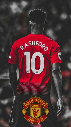 the back of a man's red manchester united shirt with an image of rashford on it