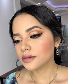 Eyeshadow Looks Simple Natural, Natural Quince Makeup Looks Gold, Gold Makeup Looks For Quince, Gold Quince Makeup, Makeup Ojos, Gold Makeup Looks, Rave Makeup, Swag Makeup