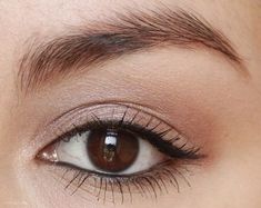 cliomakeup-eyeliner-occhi-piccoli-consigli-4 Everyday Eyeliner, Winged Liner Makeup, Eyeliner Glitter, Easy Winged Eyeliner, Eyeliner Shapes, Permanente Make-up, Eyeshadow For Green Eyes, Eyeliner Tips, How To Do Eyeliner