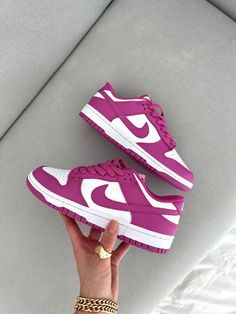 Cat Hug, Nike Shoes Girls, Preppy Shoes, Pretty Shoes Sneakers, Jordan Shoes Retro, Shoes Retro, Cute Nike Shoes, Cute Sneakers, Cute Nikes