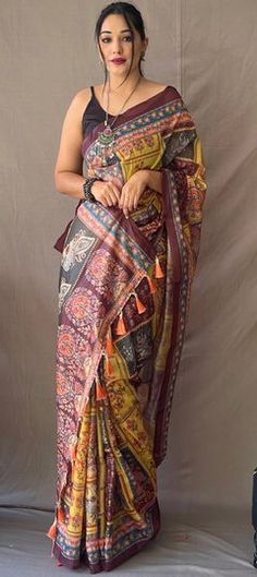 Green color Saree in Cotton fabric with Printed work Party Wear Sarees Online, Indian Silk Sarees, Kalamkari Saree, Party Wear Saree, Yellow Saree, Traditional Indian Outfits, Utsav Fashion, Casual Saree, Contrast Blouse