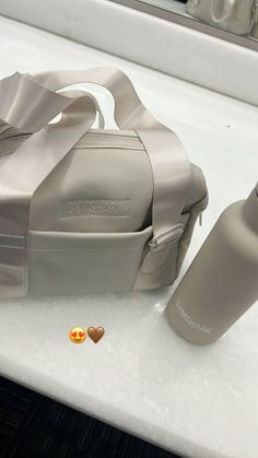 Gym Bag Aesthetic, Lulu Set, Cute Gym Bag, Ootd Gym, Shark Bag, Skin Packaging, Homemade Body Care, Gym Shark