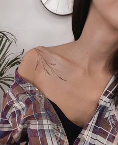 Fine Line Tattoo Ideas Shoulder, Upper Arm Geometric Tattoo, Minimalist Female Tattoo, Collarbone Tattoo Minimalist, Small Tattoos On Shoulder, Middle Neck Tattoos Women, Shoulder Upper Arm Tattoo For Women, Shoulder Tattoo Minimalist, Fine Line Tattoo Shoulder