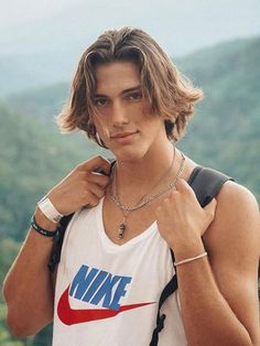 Top Haircuts for Men with Straight Hair Surfer Curtains Hair Blonde Men, Haircuts For Guys With Long Hair, Guys With Shaggy Hair, Mens Surfer Hair, Surfer Haircut Men, Teen Boy Long Hair, Beach Boy Hair, Surfer Boy Hair, Surfer Haircut