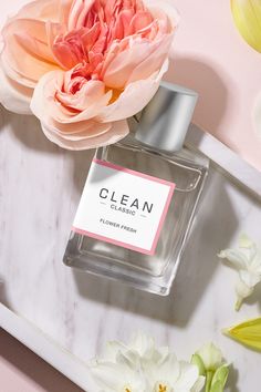 Best Clean Fragrances For Women, Boil Lemons, Water Health Benefits, Lemon Juice Benefits, Spring Fragrances, Water Benefits, Lemon Water Benefits, Fresh Linen, Lemon Water