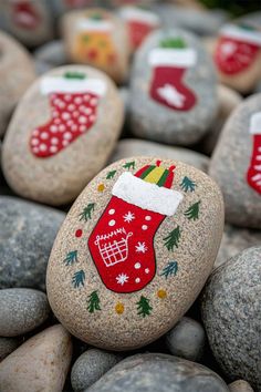 Christmas Stockings painted rock Christmas Stocking Painting, Christmas Rock Painting Ideas Easy, Christmas Rocks, Stocking Designs