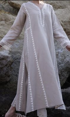 Pakistani Lace Kurtas, Pakistani Lace Suits, Rakhi Outfits, Style Outfits Summer, Summer Vibes Aesthetic, Aesthetic Summer Outfits, Lace Suit, Kaftan Designs