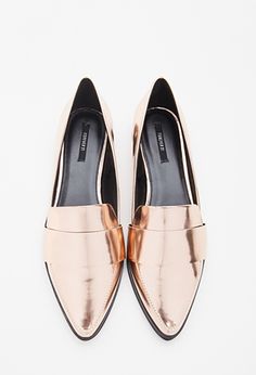 Gold loafers. HELLO, lovers. Pointed Loafers, Gold Loafers, Metallic Loafers, Metallic Shoes, Loafers Style, Penny Loafer