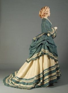 Dress 1870, American, Made of silk taffeta Historical Gowns, 1870s Fashion, 1860 Fashion, 1800s Fashion, Victorian Costume, 19th Century Fashion, History Fashion, Old Dresses, Victorian Clothing