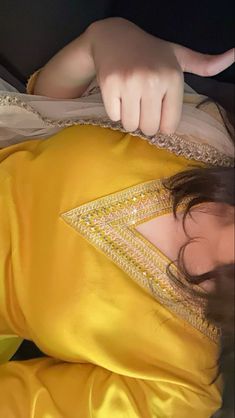 Aesthetic Indian Dress, Easy Photography Ideas, Snap Streak Ideas Easy, Lehenga Designs Simple, Twitter Artist, Saree Poses, Casual Indian Fashion, Desi Fashion Casual, Follow Tiktok